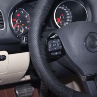 Оплетка на руль из «Premium» экокожи Volkswagen Tiguan 2010-2016 г.в. (для руля с подрулевыми лепестками, черная)